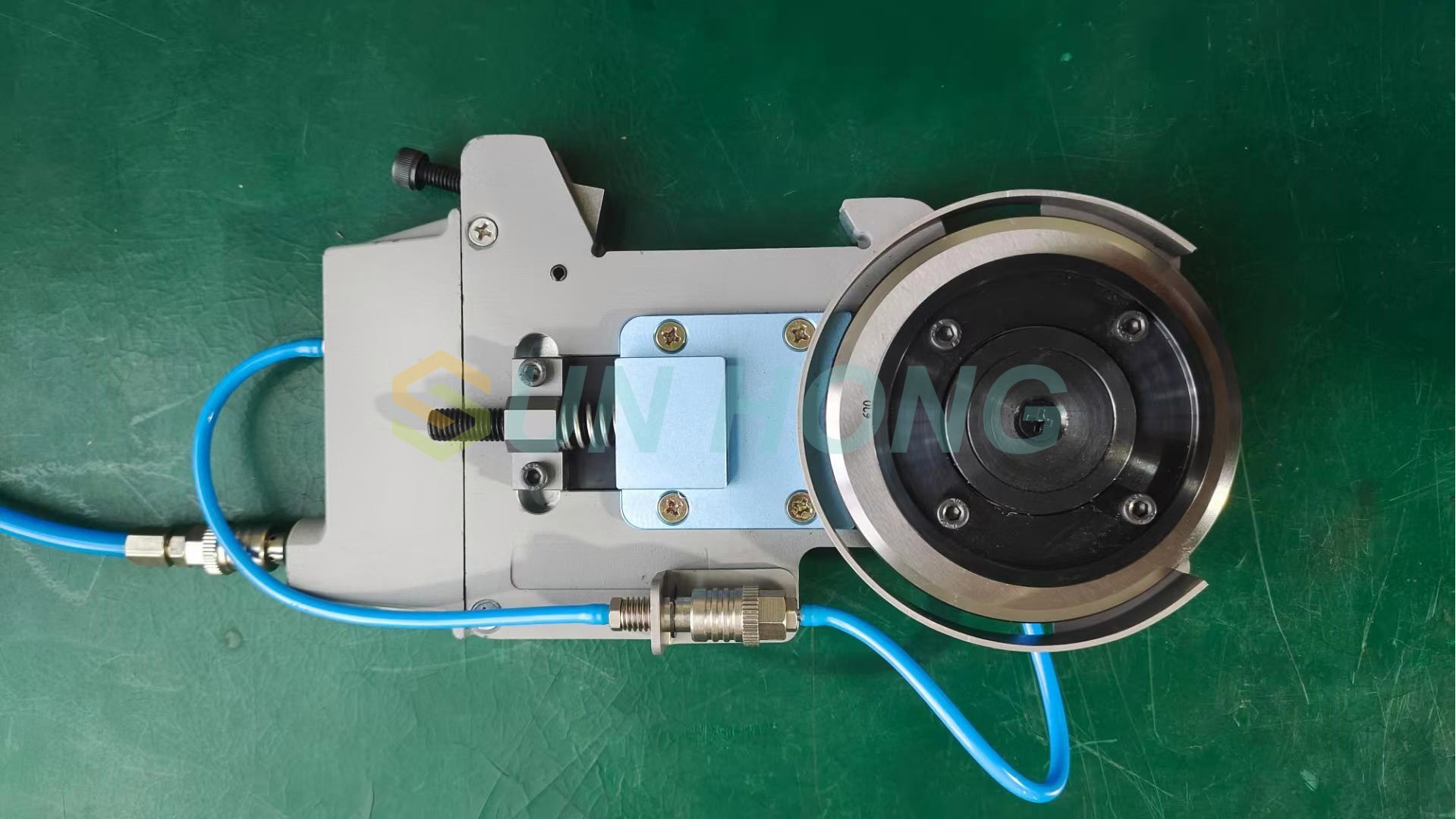 Giấy cắt bằng cách cắt giấy lưỡi dao rạch khí nén