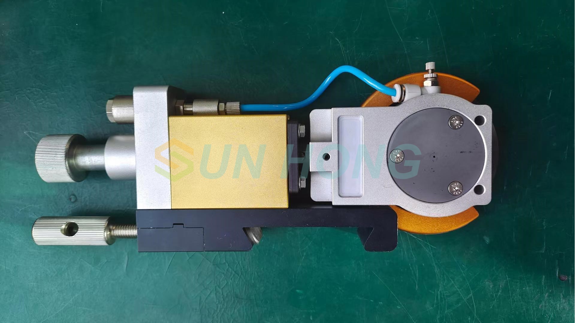 Giấy cắt bằng cách cắt giấy lưỡi dao rạch khí nén