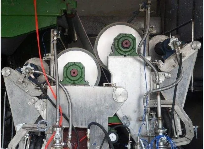 Máy định cỡ bề mặt để chế tạo giấy