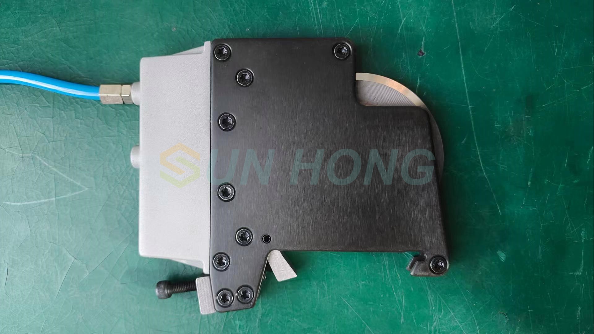 Giấy cắt bằng cách cắt giấy lưỡi dao rạch khí nén