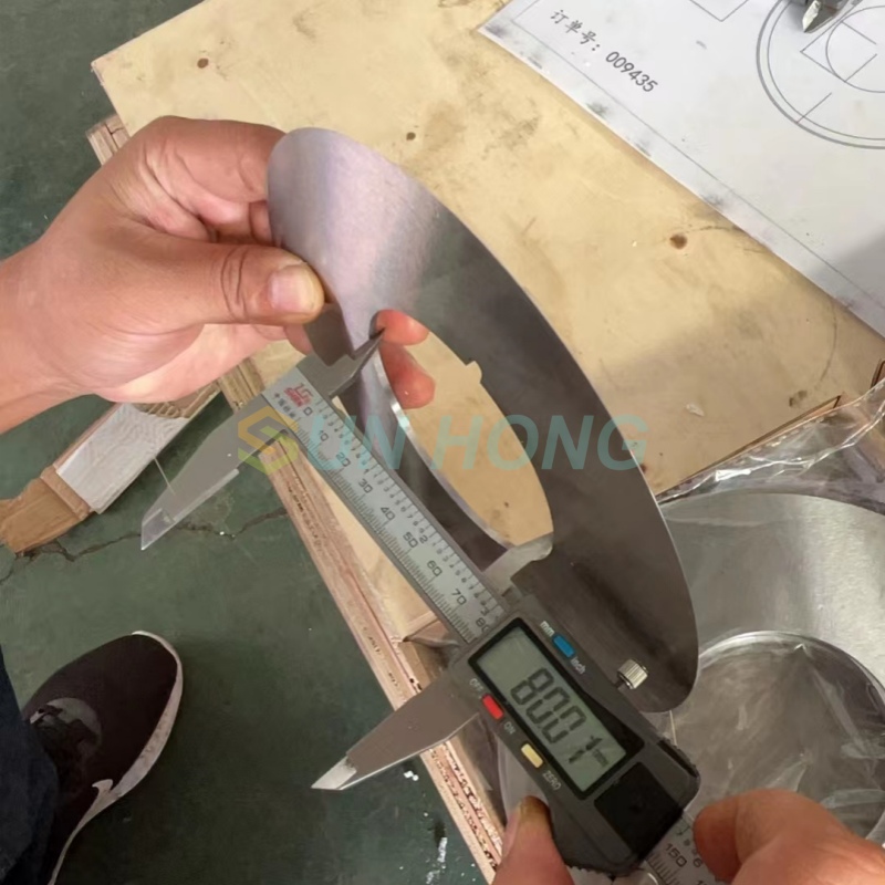 Lưỡi áo tròn rạch bằng bìa cứng