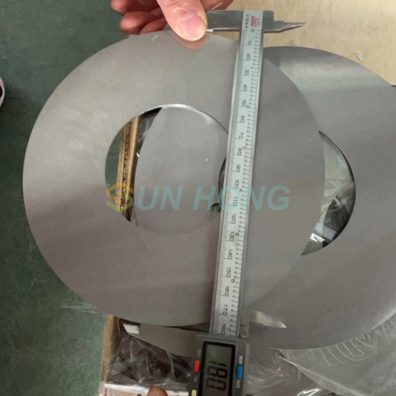 Lưỡi áo tròn rạch bằng bìa cứng