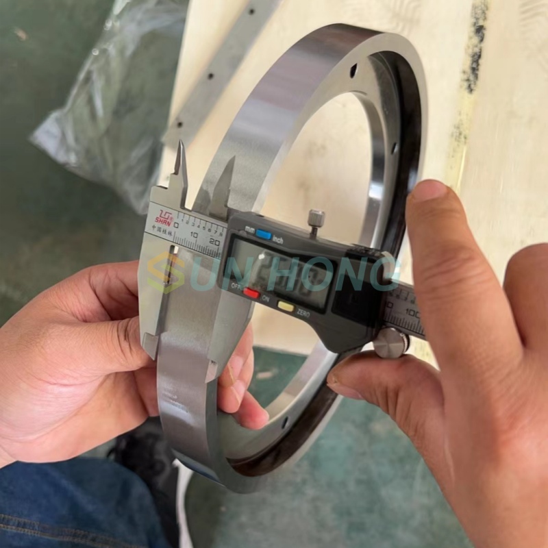 Lưỡi áo tròn rạch bằng bìa cứng