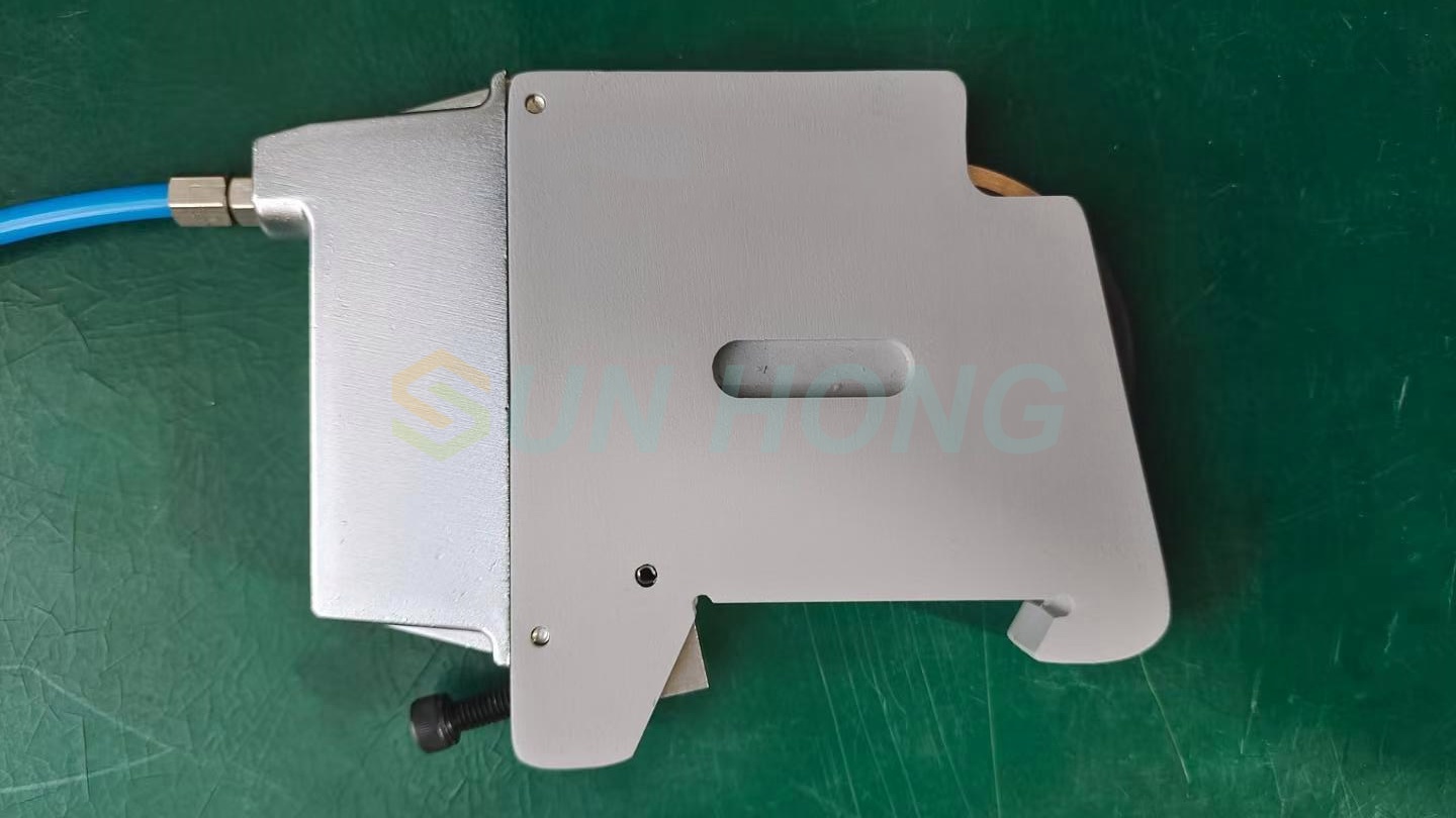 Giấy cắt bằng cách cắt giấy lưỡi dao rạch khí nén